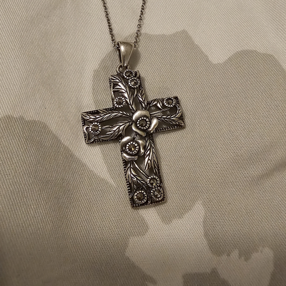 Cross rose necklace